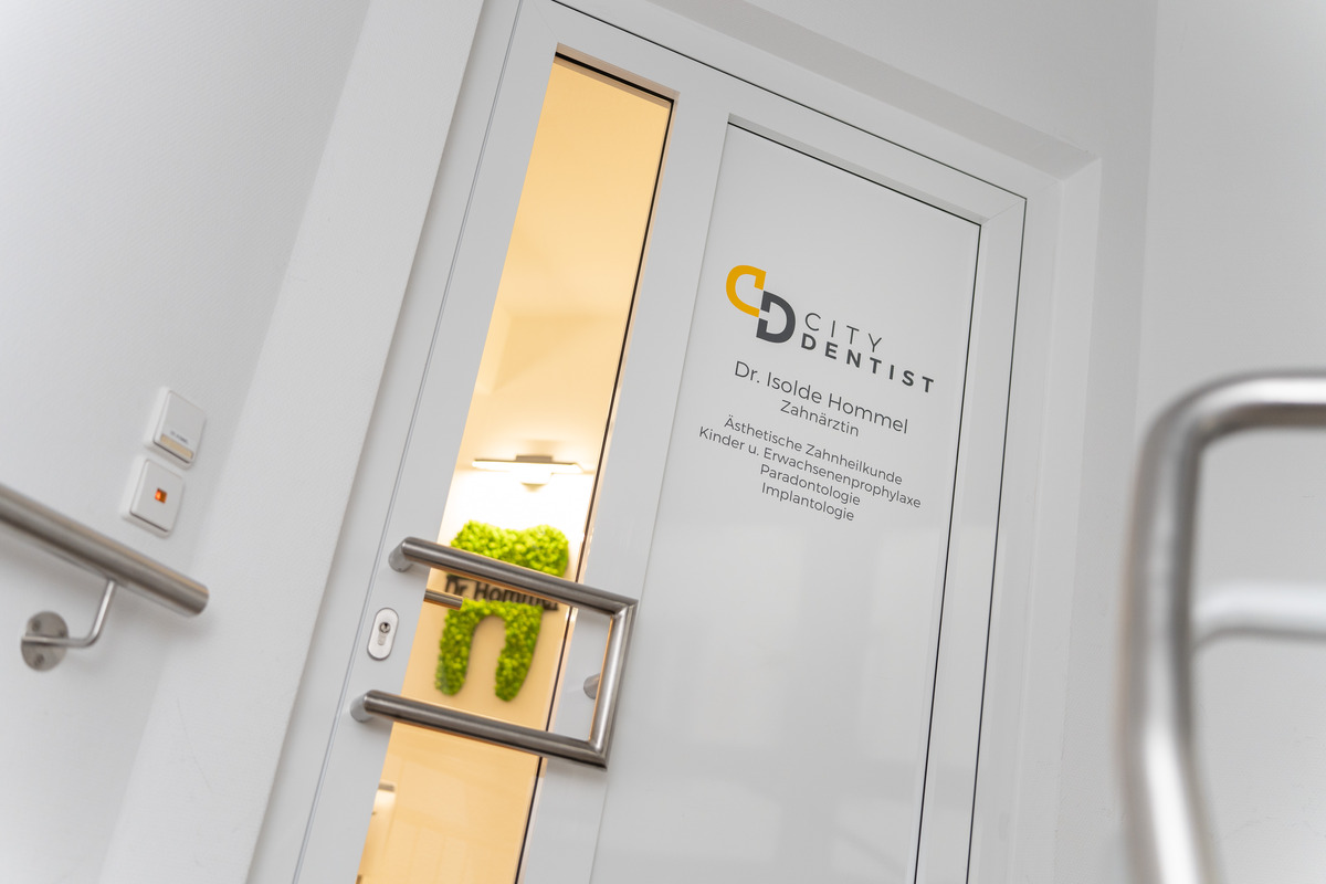 eingangstür zur zahnarztpraxis city dentist